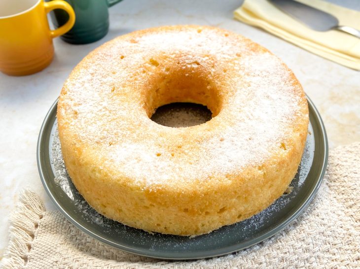 Um prato com bolo de mandioca cozida sem glúten.