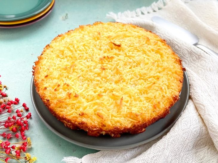 Bolo de mandioca ralada pronto para ser consumido.