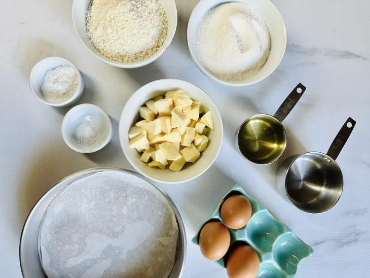 Ingredientes da receita de bolo de mandioca sem farinha de trigo.