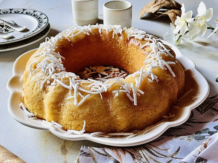 Bolo de mandioca sem farinha de trigo desenformado e pronto para consumo.