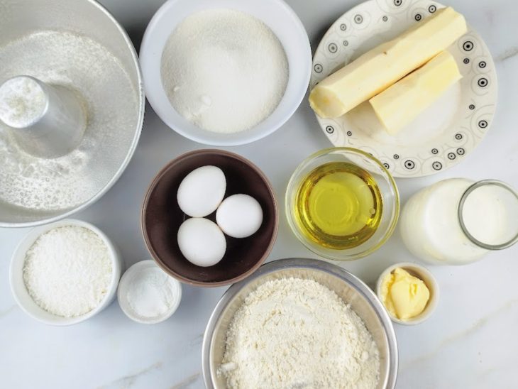 Todos os ingredientes necessários para preparar o bolo de mandioca simples e rápido.