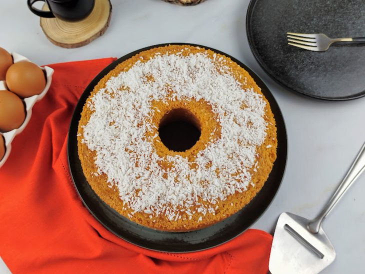 Bolo de mandioca simples e rápido pronto para consumo.