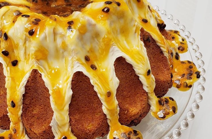 Bolo de maracujá com chocolate branco