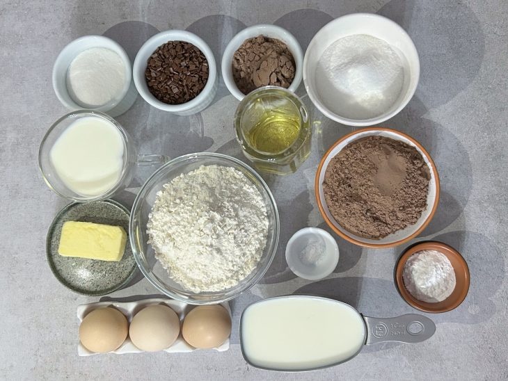 ingredientes reunidos para fazer bolo de micro-ondas