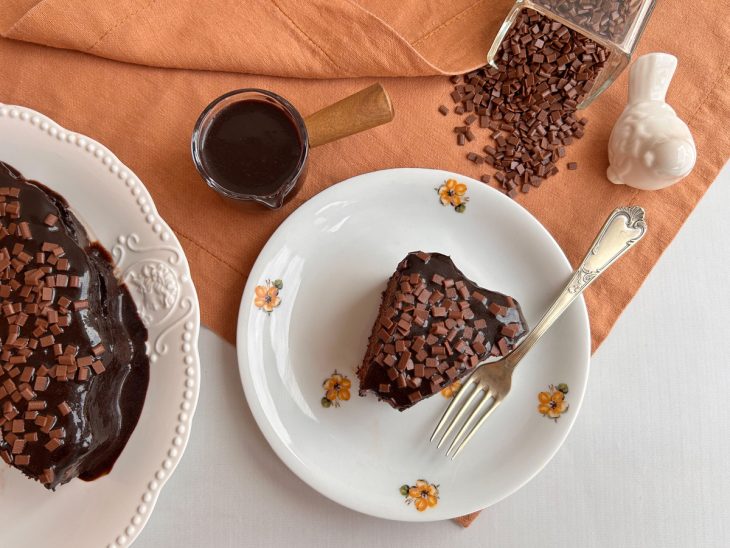 Prato com um pedaço de bolo de micro-ondas