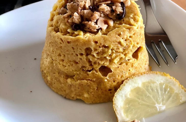 Bolo de micro-ondas de granola e limão