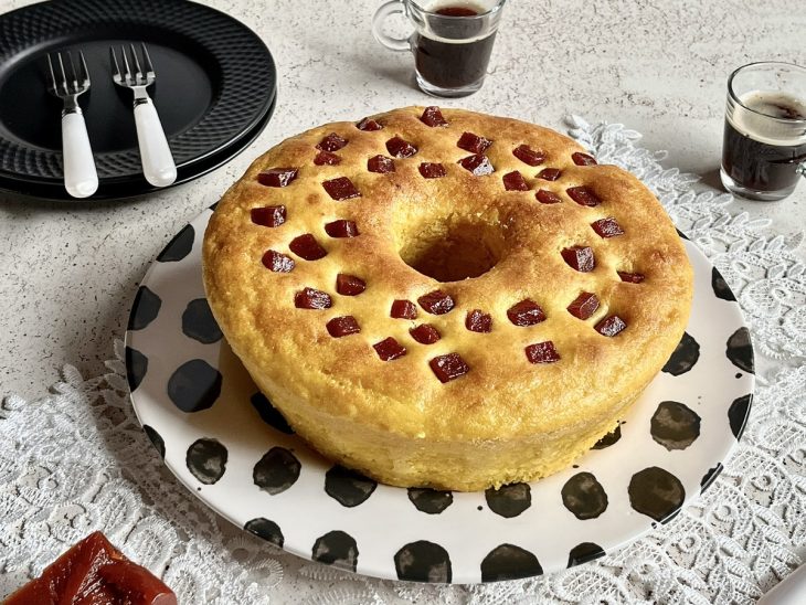 Bolo de milho com goiabada pronto para servir.