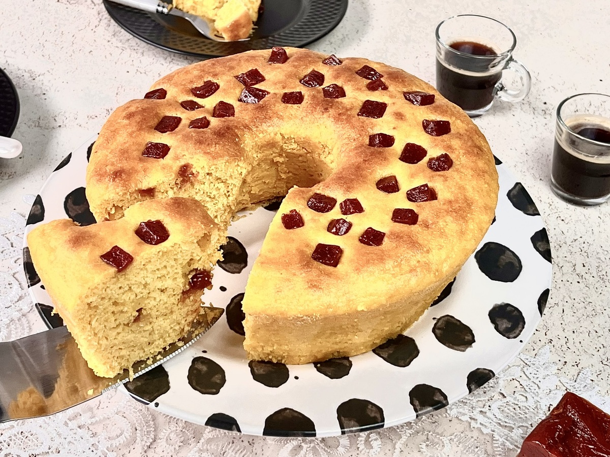 Bolo de milho com goiabada