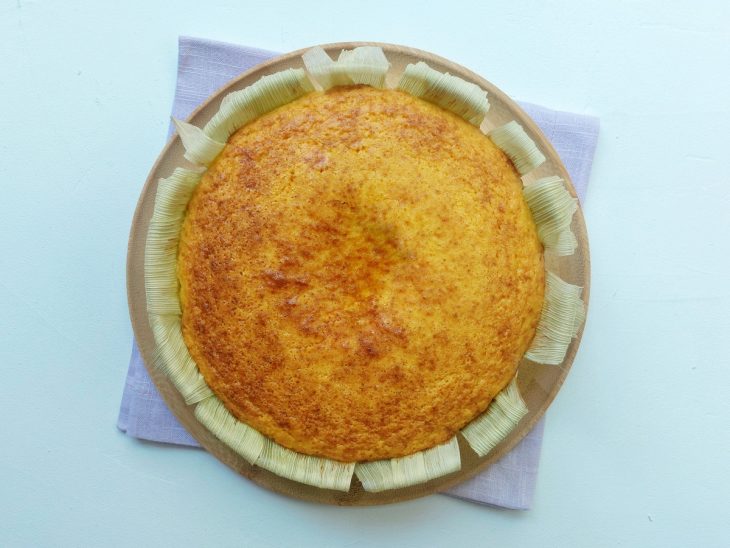 Um prato com o bolo de milho desenformado.