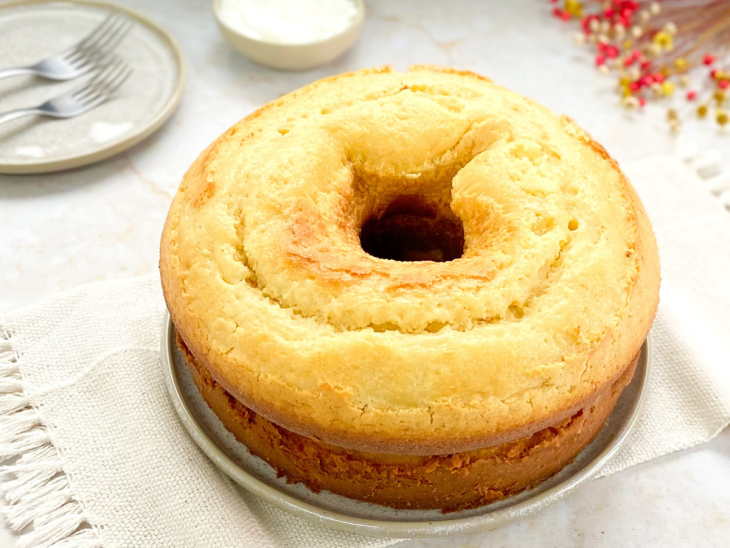 bolo de nata em uma mesa de café