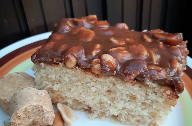 Bolo de paçoca com cobertura de pé de moça