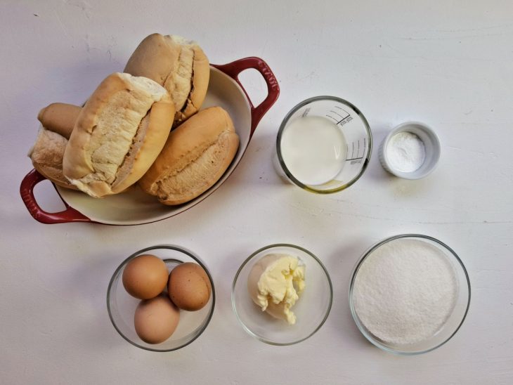 Ingredientes do bolo de pão reunidos na bancada.