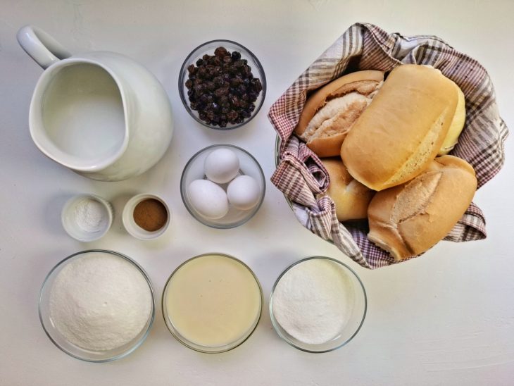 ingredientes reunidos para fazer bolo de pão amanhecido