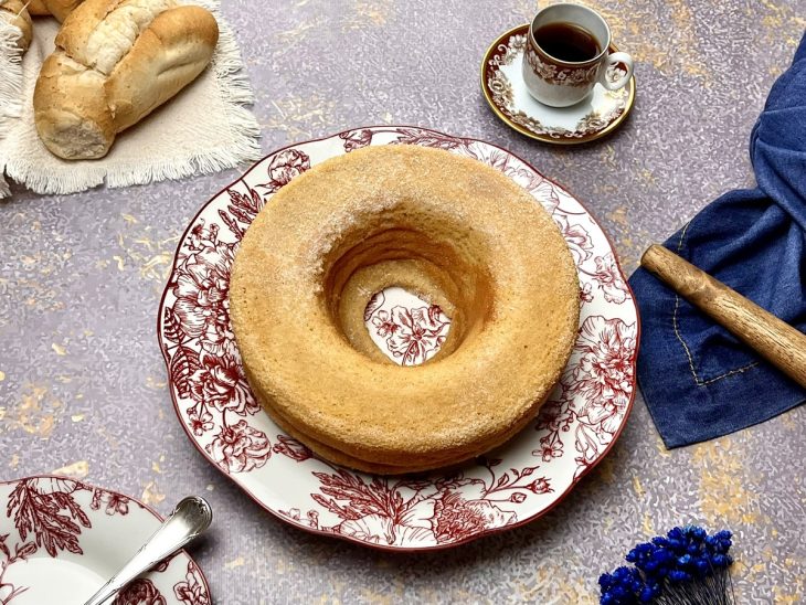 Um prato com o bolo de pão de liquidificador.