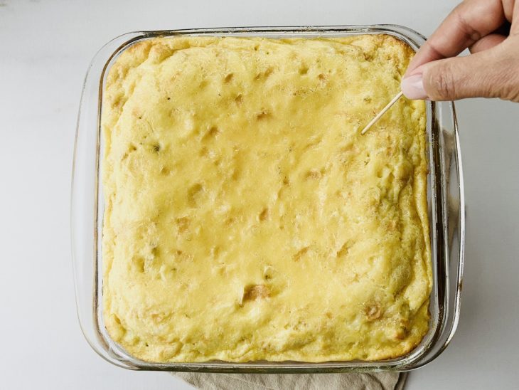 Uma travessa com bolo de pão velho.