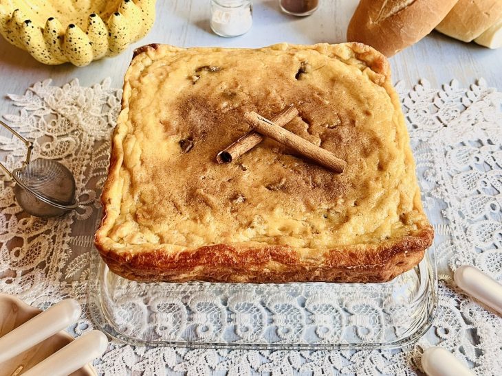 Uma travessa com bolo de pão velho.