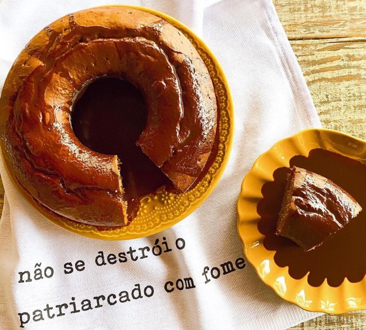 Bolo de pasta de amendoim e cacau