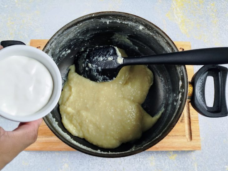 Creme de leite adicionado a mistura na panela média.