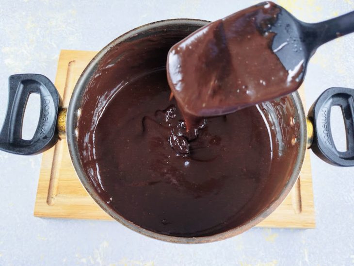 Brigadeiro pronto em uma panela grande.