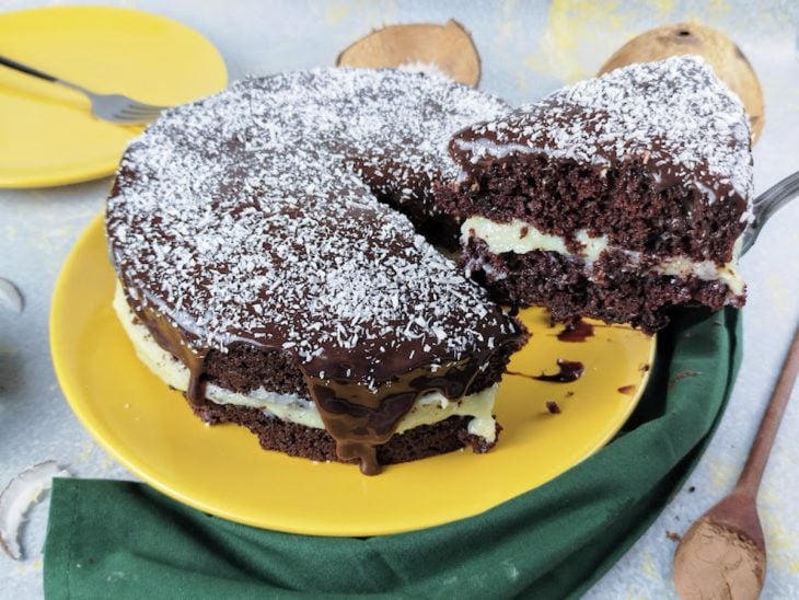 Bolo de prestígio pronto para consumo com uma fatia cortada.