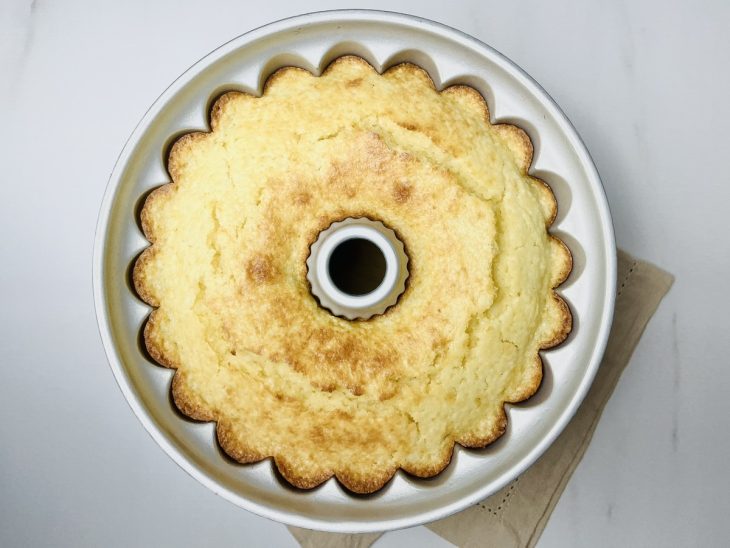 Bolo de tapioca com cobertura de doce de leite assado.