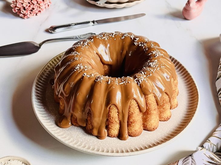 Bolo de tapioca com cobertura de doce de leite pronto para servir.