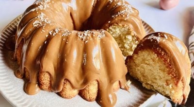 Bolo de tapioca com cobertura de doce de leite