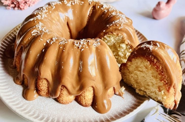 Bolo de tapioca com cobertura de doce de leite