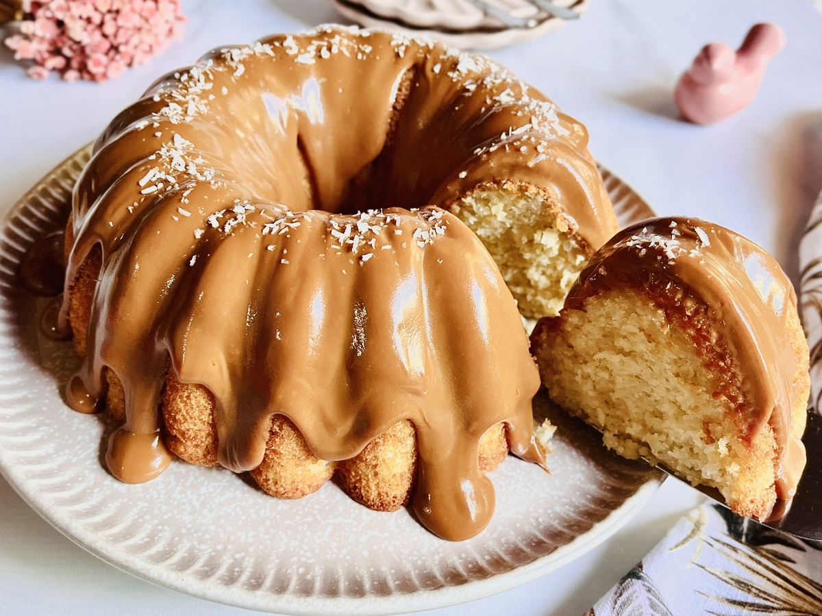 Bolo de tapioca com cobertura de doce de leite