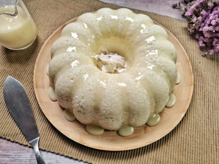 Bolo de tapioca gelado desenformado e pronto para consumo.