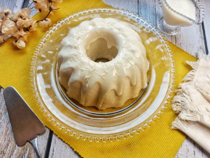 Um prato contendo bolo de tapioca granulada.