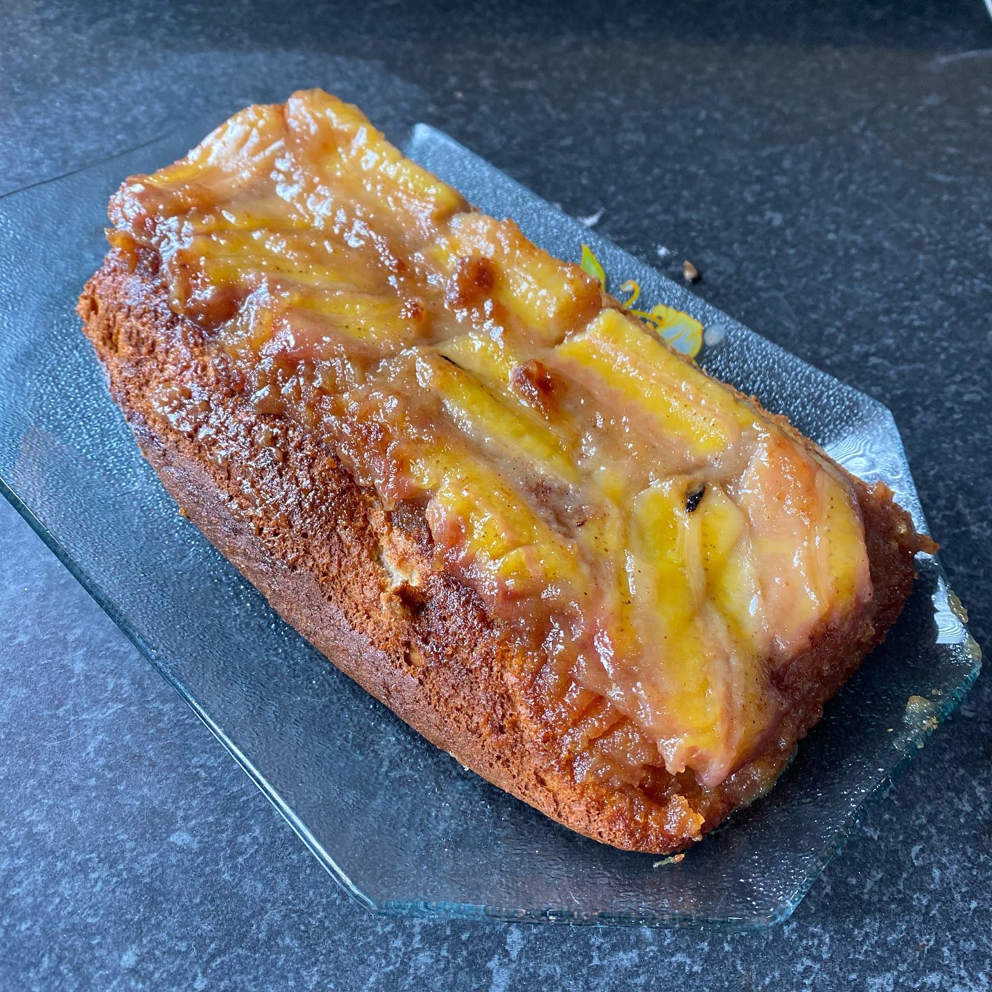 Bolo de banana caramelizada