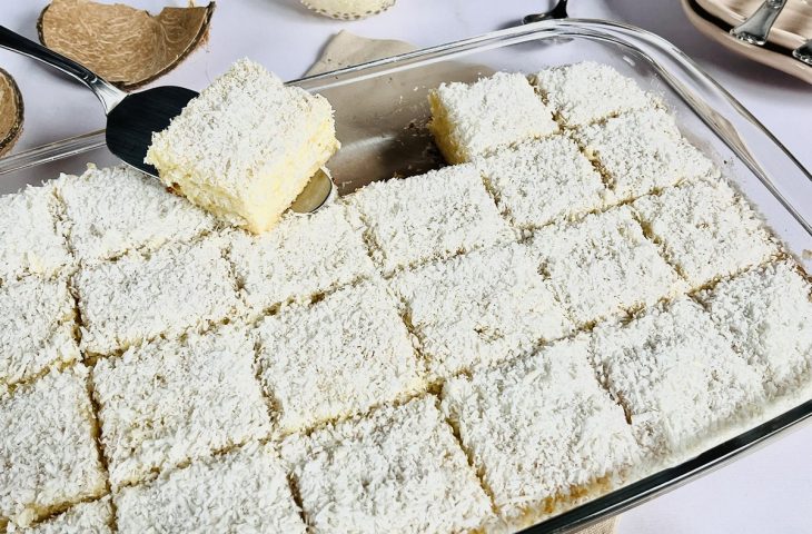 Bolo gelado de coco com beijinho