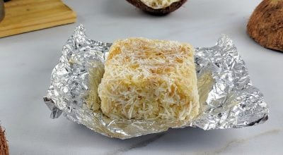 Bolo gelado de coco embrulhado