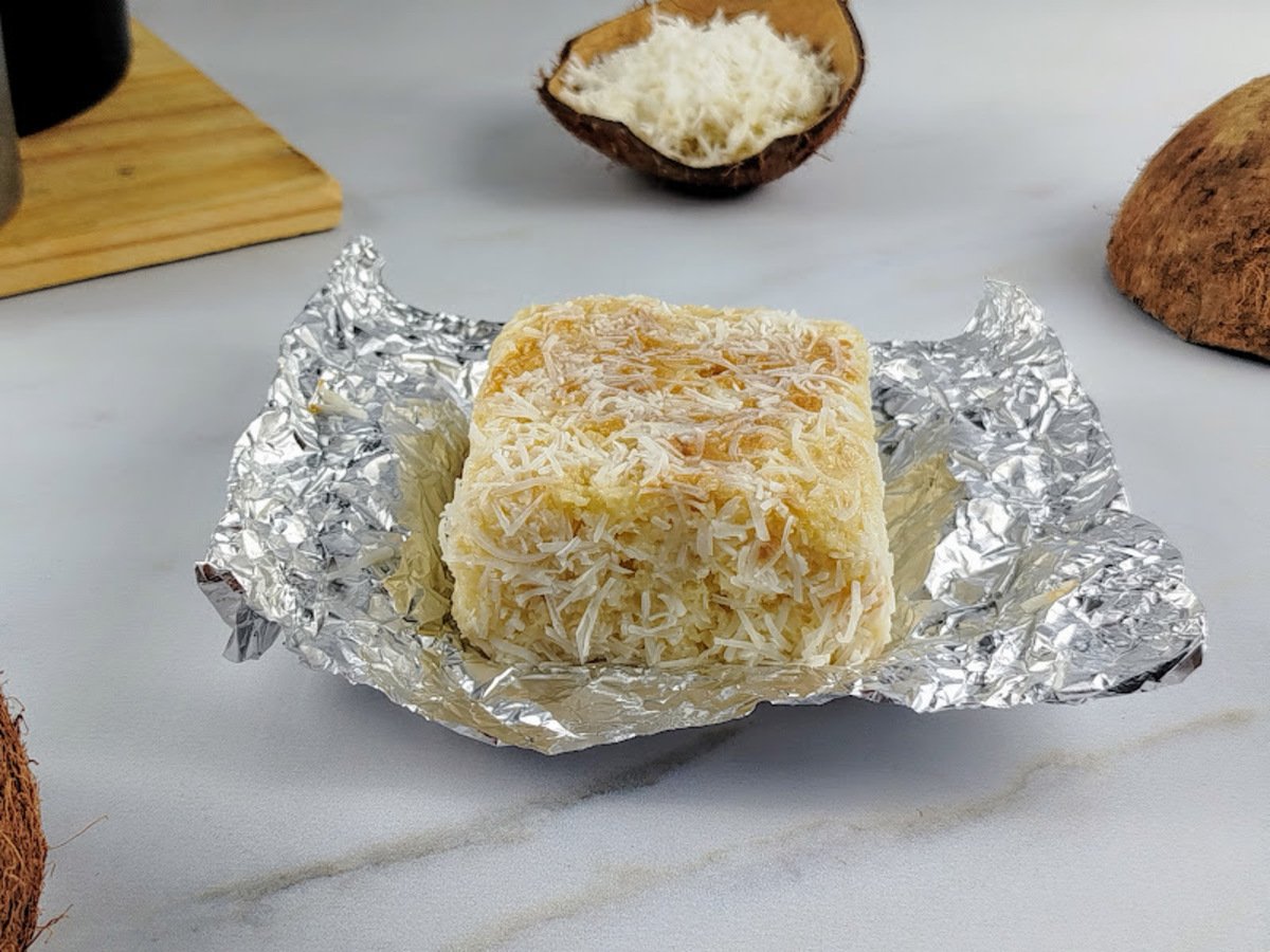 Bolo gelado de coco embrulhado