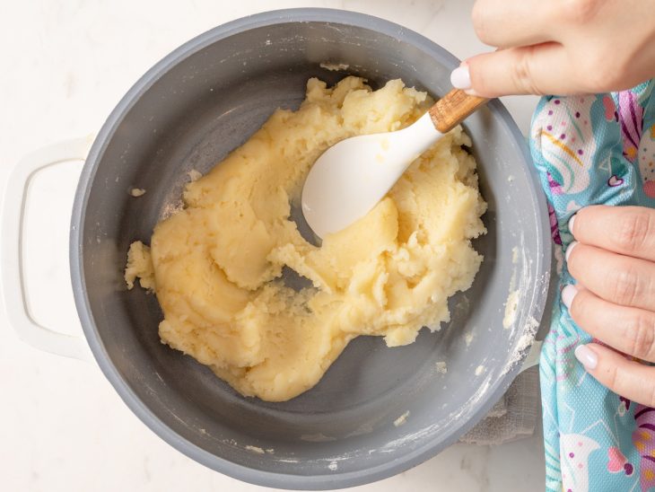 massa amanteigada cozinhando na panela