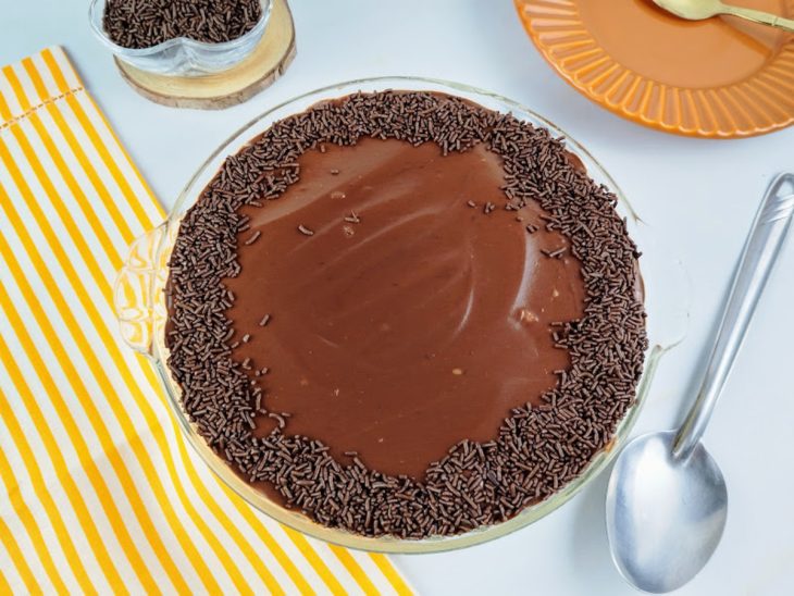 Brigadeiro de travessa decorado com granulados pronto para consumo.