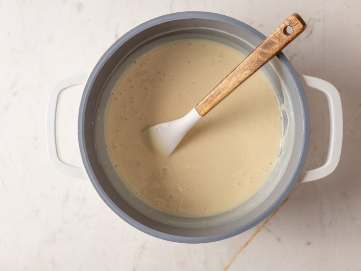 Uma panela com a mistura de leite condensado e creme de leite.