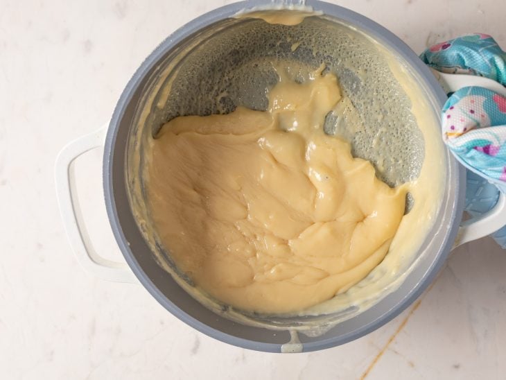 Uma panela com a mistura do brigadeiro ao ponto.