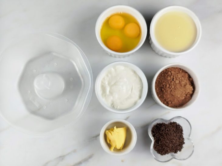 Ingredientes para a receita de brigadeirão de micro-ondas.