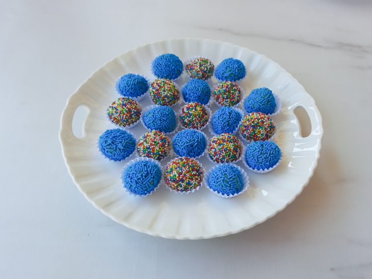 prato com vários brigadeiros coloridos com gelatina