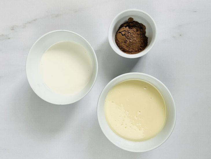 Ingredientes para a receita de brigadeiro com creme de leite.