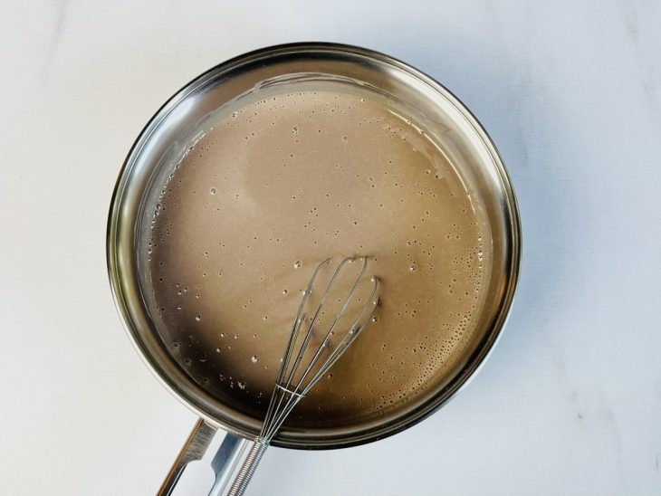 Creme de leite, leite condensado e pastinha de chocolate em uma panela.