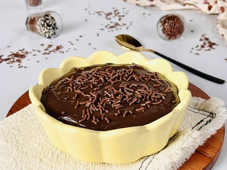 Brigadeiro acomodado em um recipiente e decorado com granulados.