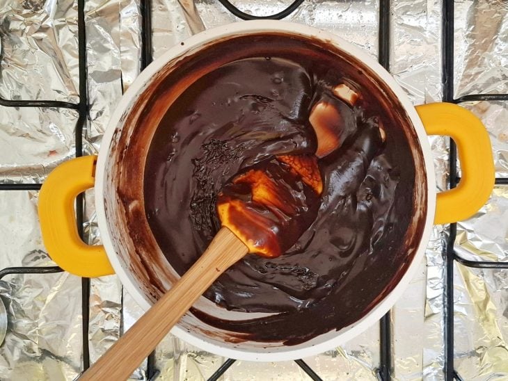 Brigadeiro atingindo o ponto na panela.