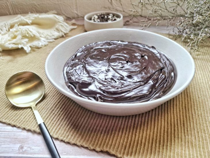 Brigadeiro de cacau sem leite condensado em uma tigela