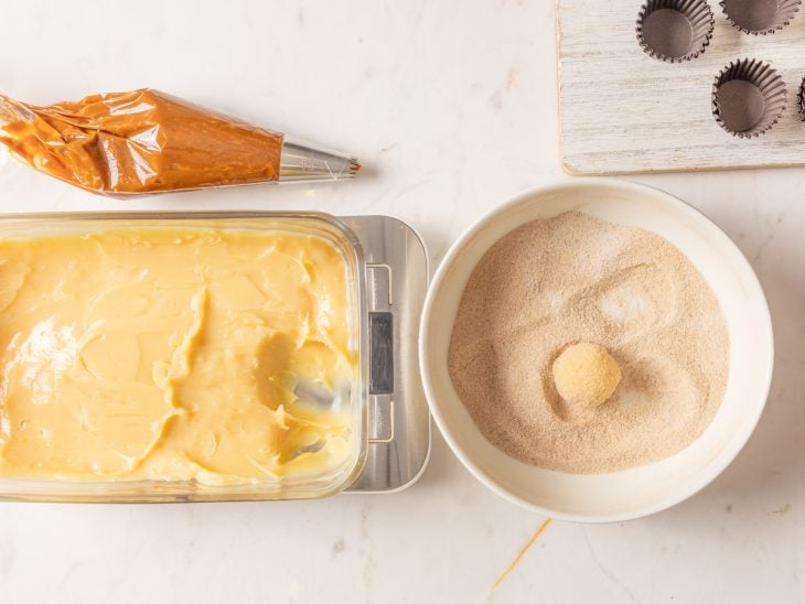 Brigadeiro recheado e enrolado, na mistura de açúcar e canela.