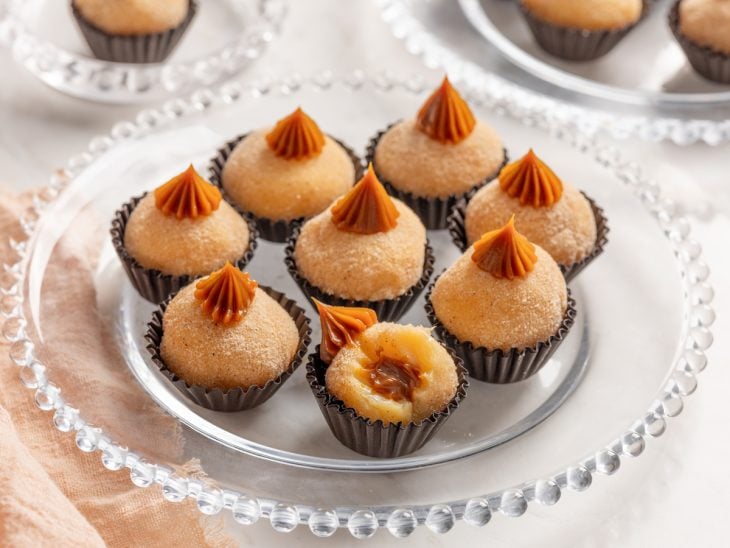 Brigadeiros de churros com doce de leite prontos para consumo.