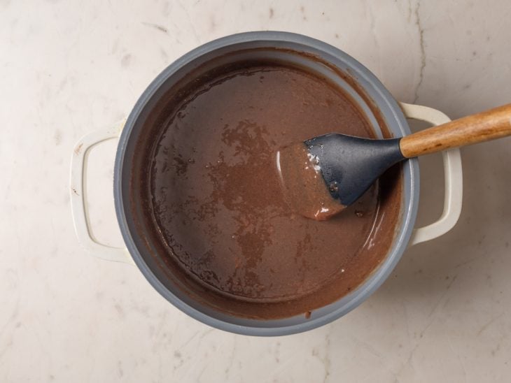 Brigadeiro ainda sem engrossar na panela.