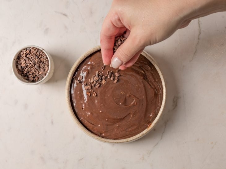 Brigadeiro pronto para consumo em um prato fundo.